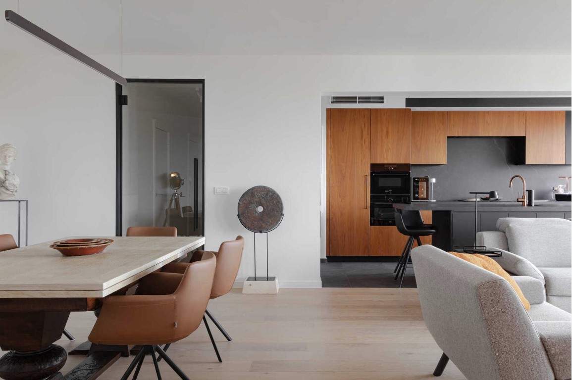 Moderne eetruimte met open keuken