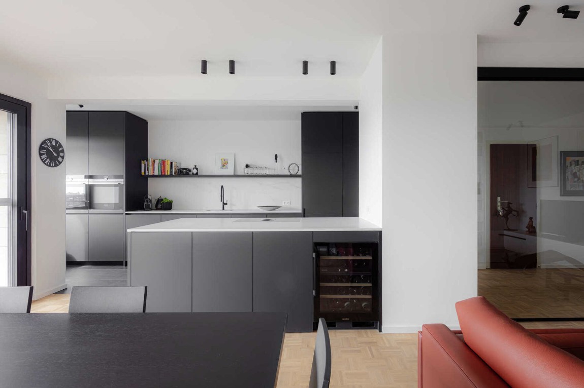 Strakke zwarte keuken met kookeiland