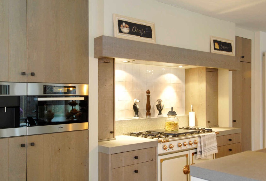 Lichte slaapkamer met houten lamellenwand