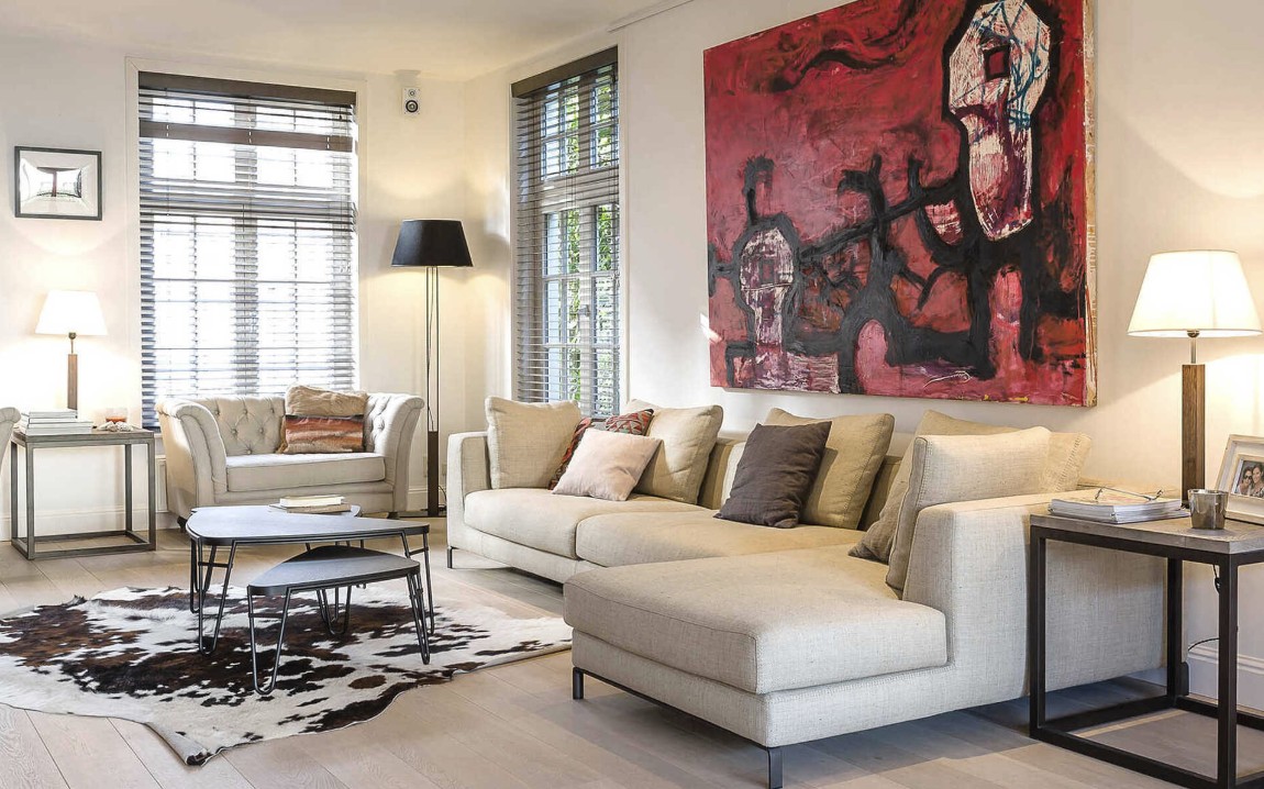 Gezellige living met rood schilderij