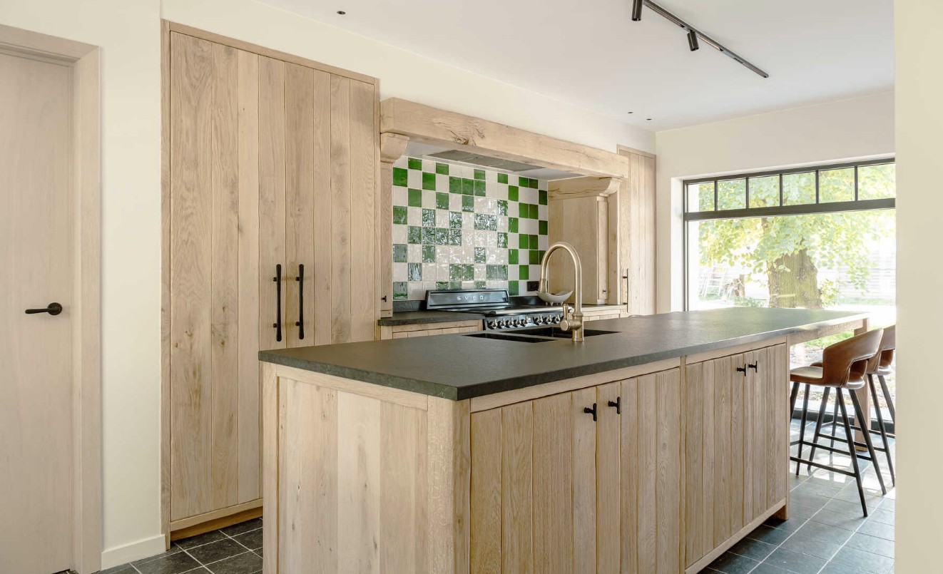 Keuken met groene wandtegels