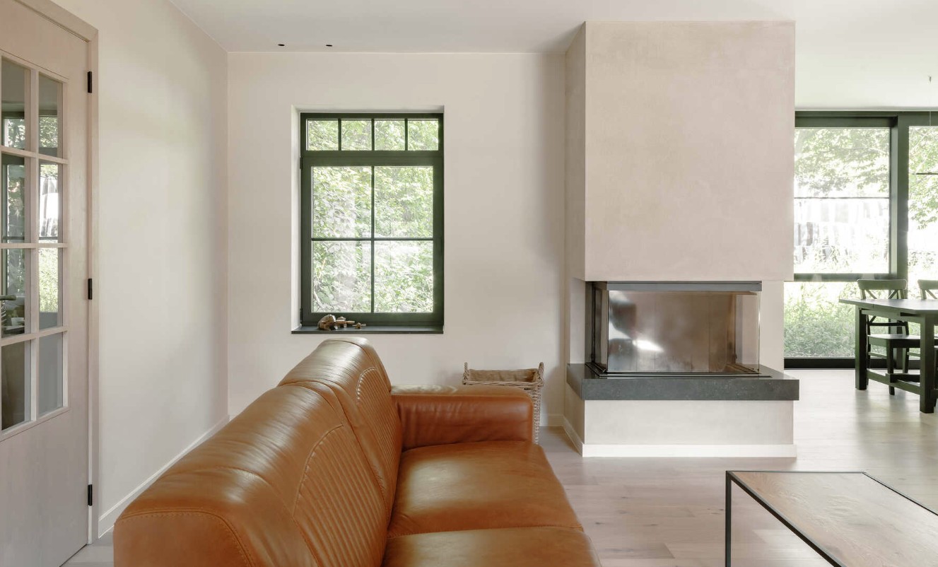 Living met lederen zetel en haard