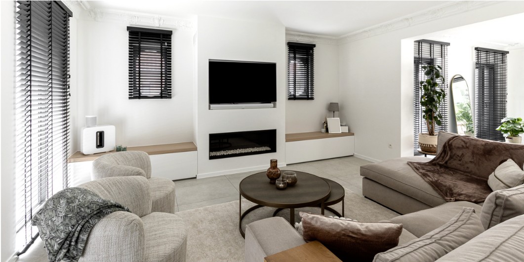 Moderne lichte living met tv-wand